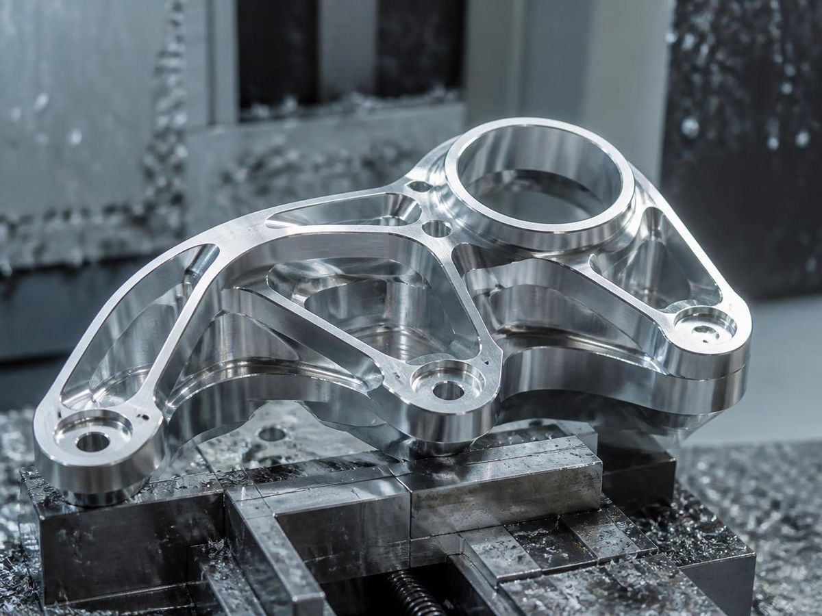 Fünfachsig gefrästes Aluminiumbauteil in einem Maschinenschraubstock
