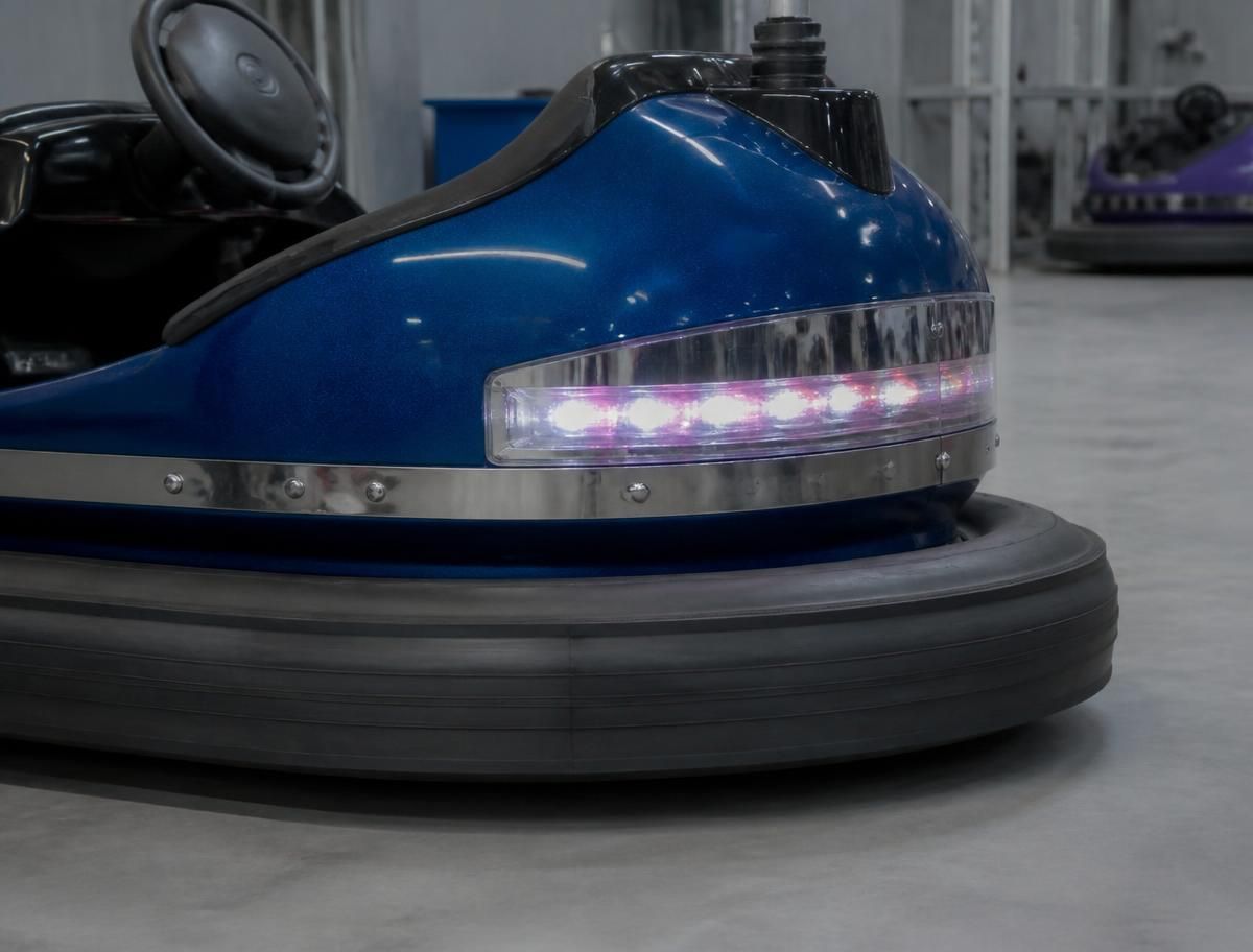 Detail eines Autoskooter-Fahrzeugs mit LED-Leiste und Gummiring