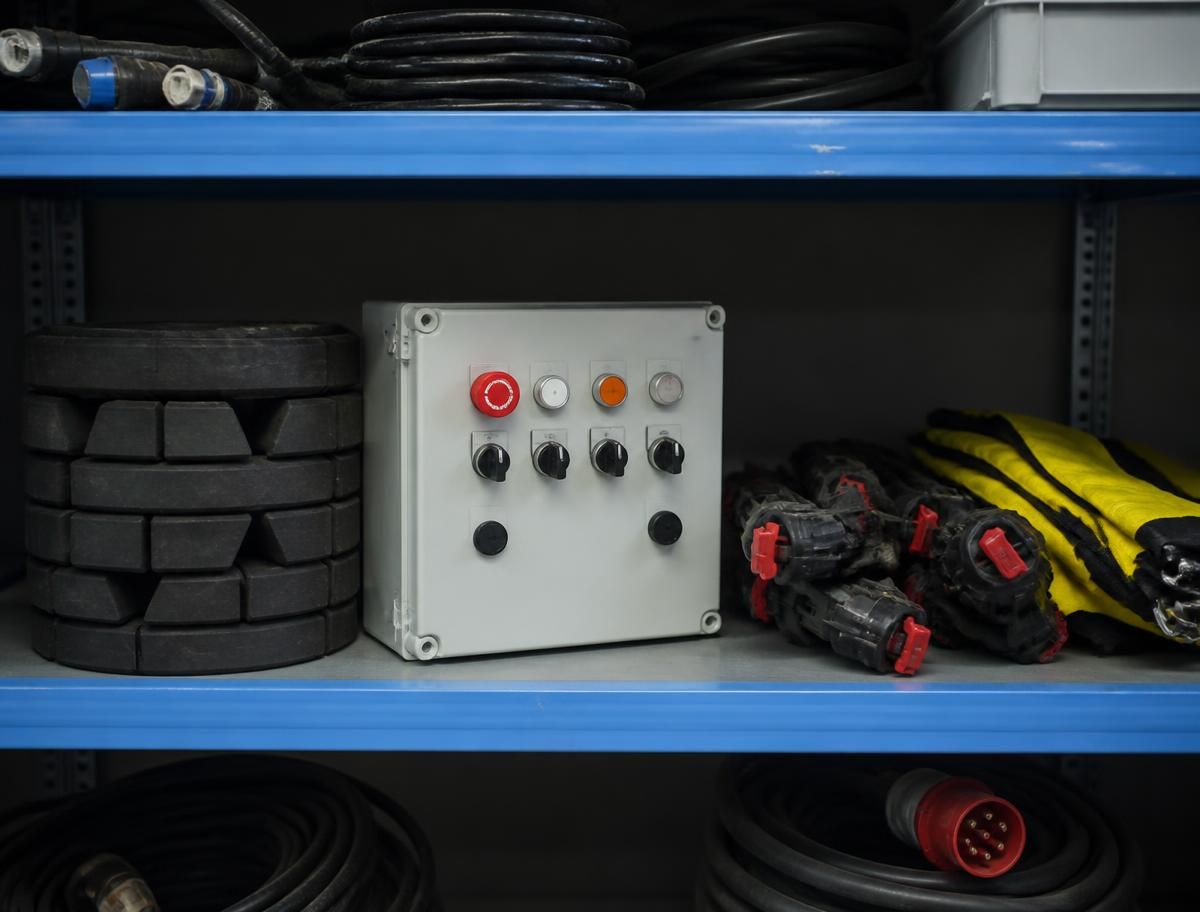 Steuerkasten, Kabel und Zubehörteile im Werkstattregal